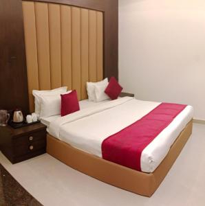 Postel nebo postele na pokoji v ubytování Hotel Grand Empire