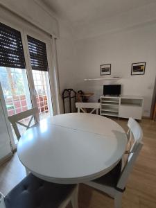 una mesa blanca y sillas en la sala de estar. en C'è posto per te, en Roma