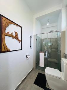 KadirandolaにあるEagle Nestのトイレとガラスのシャワー付きのバスルーム +37枚の写真