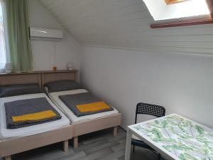 Postel nebo postele na pokoji v ubytování Főnix Üdülőház Zamárdi