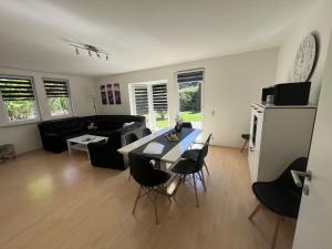 a living room with a couch and a table and chairs at Ferienwohnung Sonnenschein Garten in Uelzen +18 photos