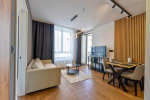 兹拉蒂博尔Modena Resort Spa & Wellness Zlatibor的带沙发和桌子的客厅