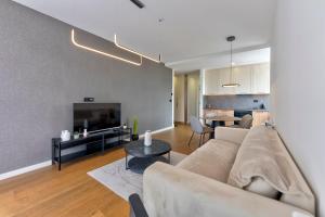 Modena Resort Spa & Wellness Zlatibor的电视和/或娱乐中心