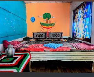 Postel nebo postele na pokoji v ubytování Trance Cafe