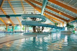 uno scivolo d'acqua in un edificio con piscina di Cozy beach cottage Enkhuizen near the lake a Enkhuizen