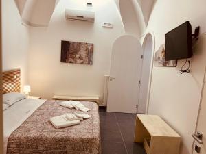 莱切Dimore di Lecce - La Corte的卧室里有一张床，床上放着两条毛巾。