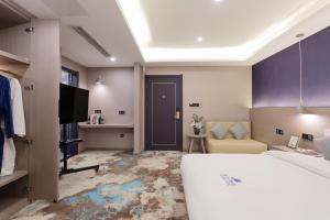 TV a/nebo společenská místnost v ubytování Cavalier Hotel Chongqing