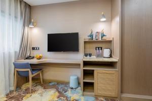 TV a/nebo společenská místnost v ubytování Cavalier Hotel Chongqing