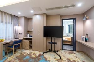 TV a/nebo společenská místnost v ubytování Cavalier Hotel Chongqing
