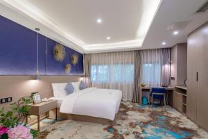 Postel nebo postele na pokoji v ubytování Cavalier Hotel Chongqing