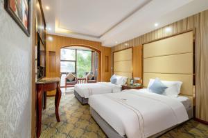 Postel nebo postele na pokoji v ubytování Cavalier Hotel Chongqing
