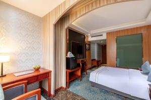 Postel nebo postele na pokoji v ubytování Cavalier Hotel Chongqing
