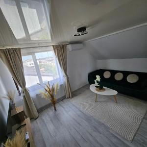 Ένα ή περισσότερα κρεβάτια σε δωμάτιο στο Cozy SoRaDa 3 apartment
