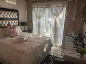 Postel nebo postele na pokoji v ubytování Distinctive bnb