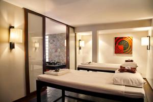 Ein Bett oder Betten in einem Zimmer der Unterkunft Radisson Resort and Suites Phuket