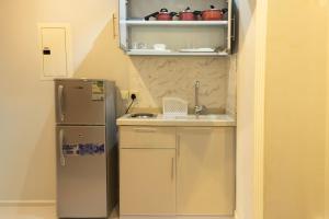 Kuchyň nebo kuchyňský kout v ubytování Areen Al Naeem Served Apartments
