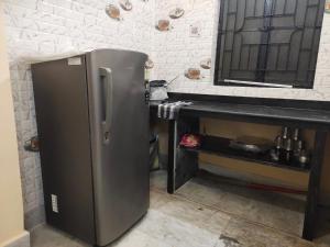 - un réfrigérateur en acier inoxydable dans une cuisine à côté d'un comptoir dans l'établissement DeeP HERITAGE 2, à Kolkata