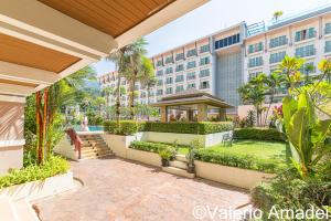 une cour dans un hôtel avec un bâtiment dans l'établissement Phuket Villa Patong Beach by PHR, à Patong Beach