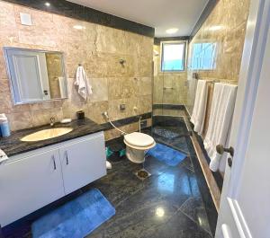 a bathroom with a sink and a toilet at Apto Vista Impecável - Praia do Forte in Cabo Frio