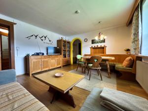 TV a/nebo společenská místnost v ubytování Panorama-Ferienwohnung Isser