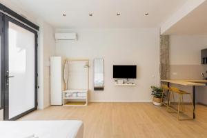 Μια τηλεόραση ή/και κέντρο ψυχαγωγίας στο Cozy & Stylish APT,Santa Bárbara Castle,Wifi,AC