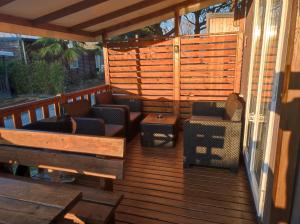 Mobil home Camping La Marine的阳台或露台