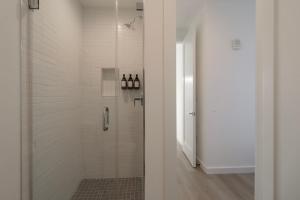 Phòng tắm tại Unit 9 Luxe 2 Bedroom Penthouse Sleeps 6 +27 ảnh