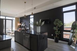 Nhà bếp/bếp nhỏ tại Unit 9 Luxe 2 Bedroom Penthouse Sleeps 6