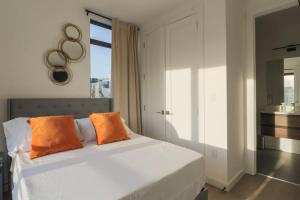 Giường trong phòng chung tại Unit 9 Luxe 2 Bedroom Penthouse Sleeps 6