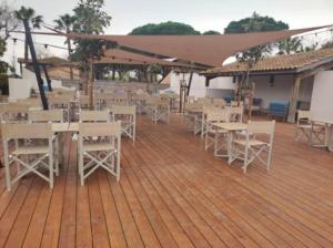 Mobil home Camping La Marine餐厅或其他用餐的地方