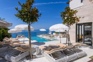 Bazén v ubytovaní Gallery Luxury Suites & Rooms-Only Adults alebo v jeho blízkosti