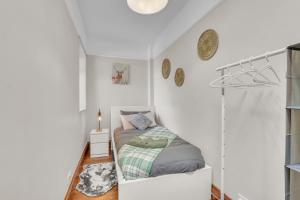 een kleine slaapkamer met een bed in een witte kamer bij Cozy 2 Bedroom Cottage in West Woodburn