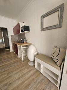 a living room with a table and a sink in a room at Ferienwohnung an der Alten Posthalterei in Bautzen
