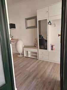 a room with a mirror and a white dressing room at Ferienwohnung an der Alten Posthalterei in Bautzen +9 photos