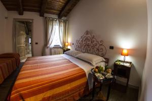 a bedroom with a large bed in a room at Il Capisterium in Norcia