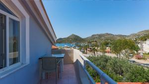 Un balcón con mesa y vista a la playa. en Rayana Hotel, en Marmaris