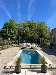Bazén v ubytování L'AMANDERAIE PISCINE PRIVEE à côté de LOURMARIN LUBERON nebo v jeho okolí