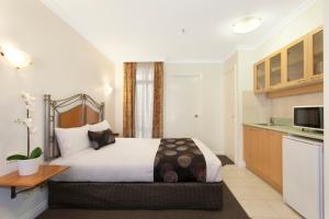 a bedroom with a bed and a kitchen at Melbourne Metropole Central Official in Melbourne +42 photos