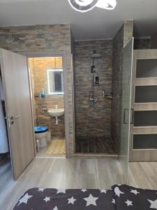 ein Badezimmer mit Dusche, Toilette und Waschbecken in der Unterkunft Tom Apartmans 1 in Siófok + 17 Fotos