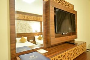 TV a/nebo společenská místnost v ubytování Abraj Al Tayseer Tuwa Hotel