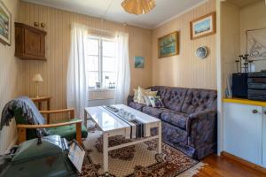 a living room with a couch and a table at Enkel stuga på Fårö, Sudersand in Fårö