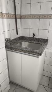 eine Küchenspüle in einer Zimmerecke in der Unterkunft Apartamento na melhor localização da meia praia em itapema com garagem para camioneta suv in Itapema