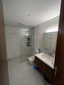 Apartment Almouj Lagoon في هيل العمير: حمام مع دش ومغسلة ومرحاض