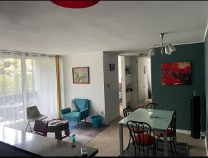 a living room with a table and chairs at Departamento Amoblado Seminario in Talca