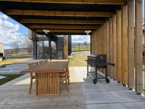 a patio with a grill and a picnic table at Yama Krywe in Krywe