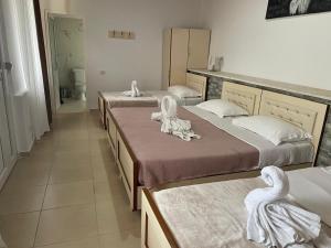 R HOTEL客房内的一张或多张床位