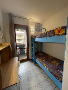 a room with two bunk beds and a window at Casa vacanze a Porto Recanati in Porto Recanati