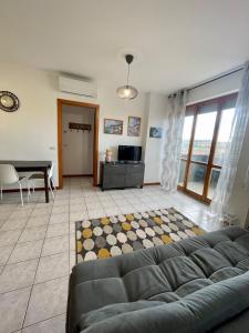 a living room with a couch and a table at Casa vacanze a Porto Recanati in Porto Recanati