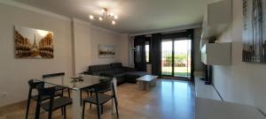 salon ze stołem i kanapą w obiekcie Apartamento de tres dormitorios muy espacioso con jardines y piscinas w mieście Estepona