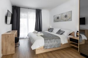 ein Schlafzimmer mit einem großen Bett und einem Spiegel in der Unterkunft Villa Luce in Podstrana + 37 Fotos